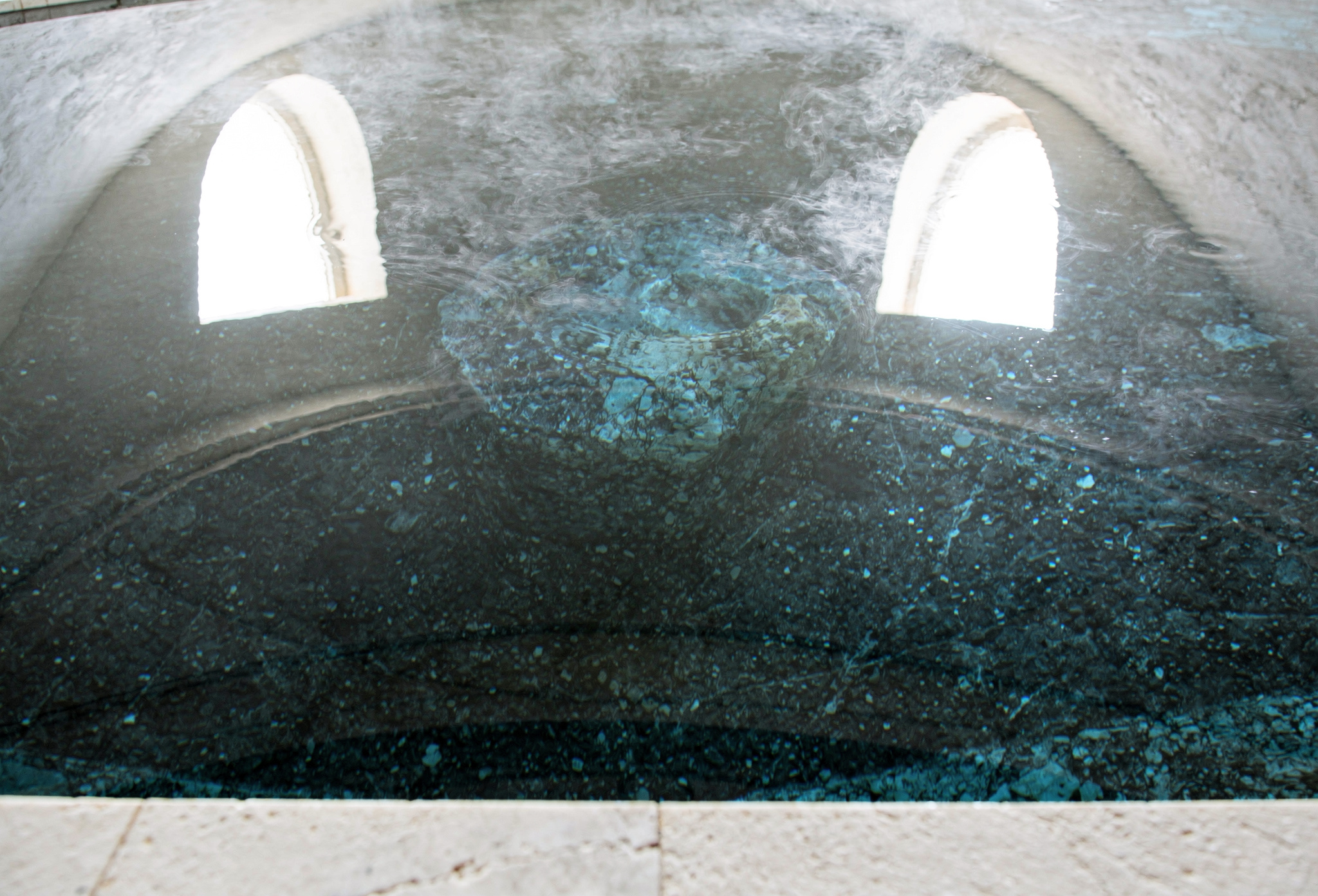 Sakin termal havuz yüzeyinde mükemmel tavan yansıması