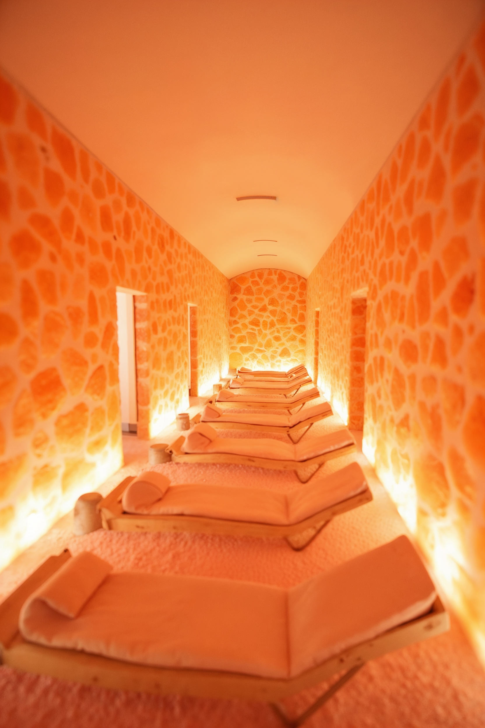 Himalaya tuz mağarası iç mekan pembe amber ışıkla